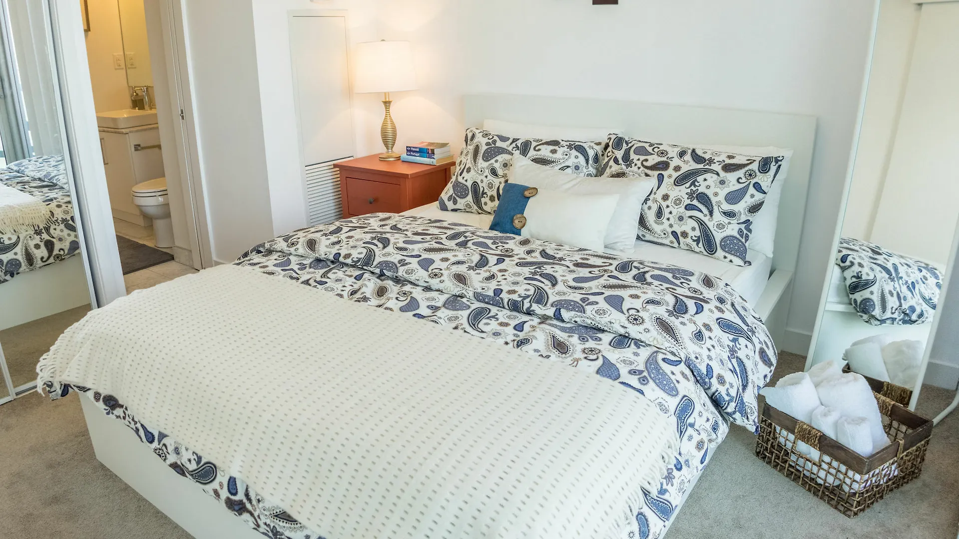 **** Hotel Aoc Suites - High-Rise Condo - Cn Tower View Toronto Canada